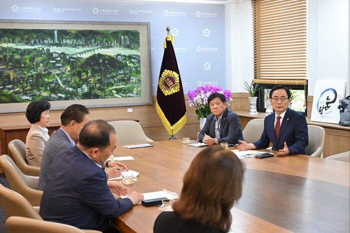 김형재 의원(오른쪽 첫번째)이 지난해 서울시의회를 방문한 소상공인여합회 임원진들과 간담회를 갖고 있다. (사진= 서울시의회 제공)