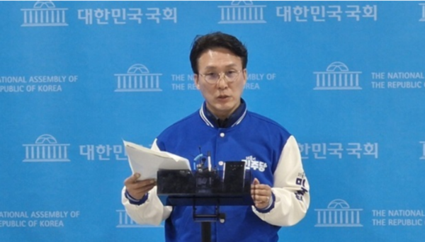 김민석 더불어민주당 총선 상황실장이 28일 오후 국회 소통관에서 기자회견을 하고 있다. 연합뉴스